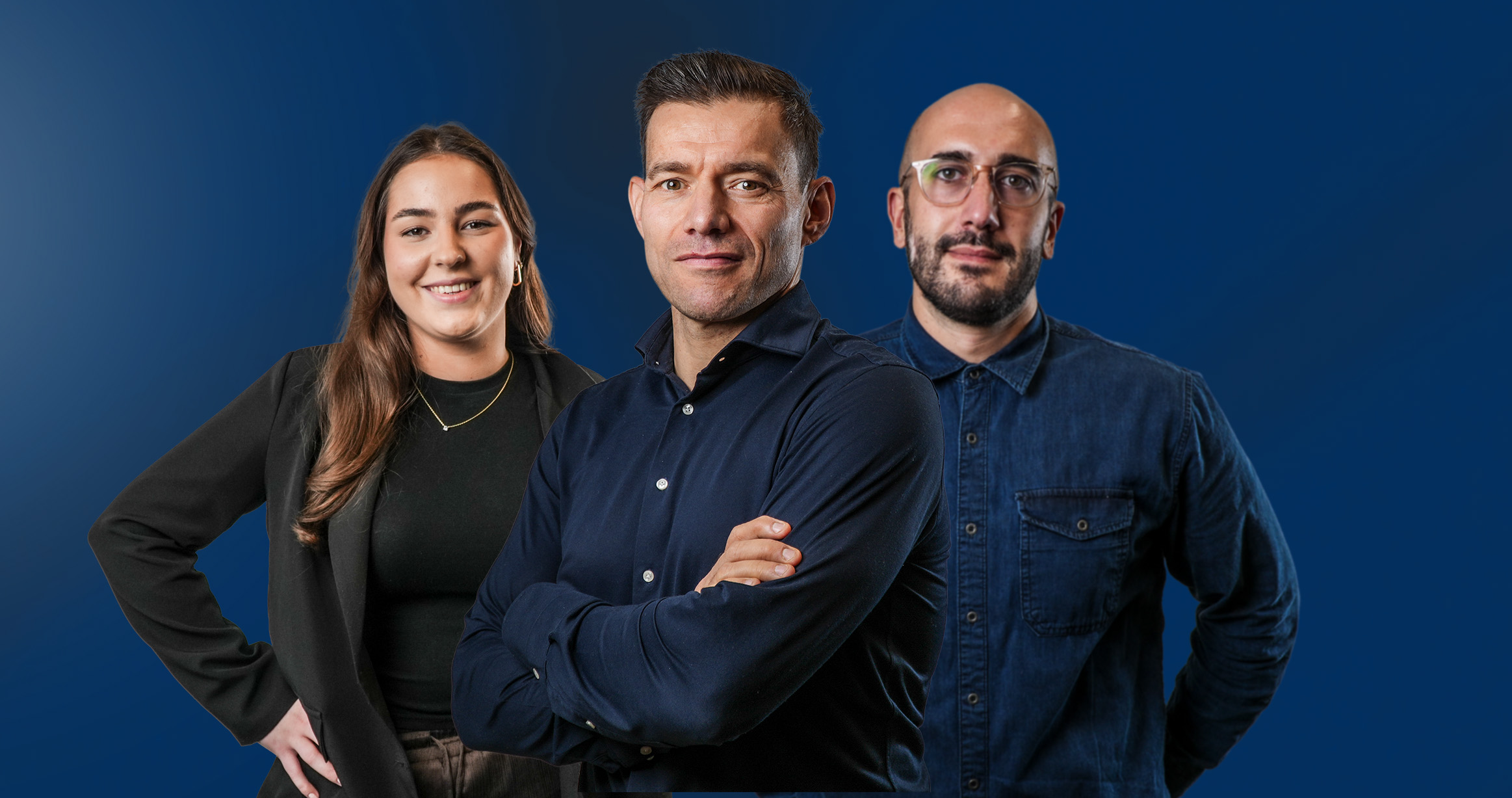 Drie mensen in zakelijke kleding op blauwe achtergrond