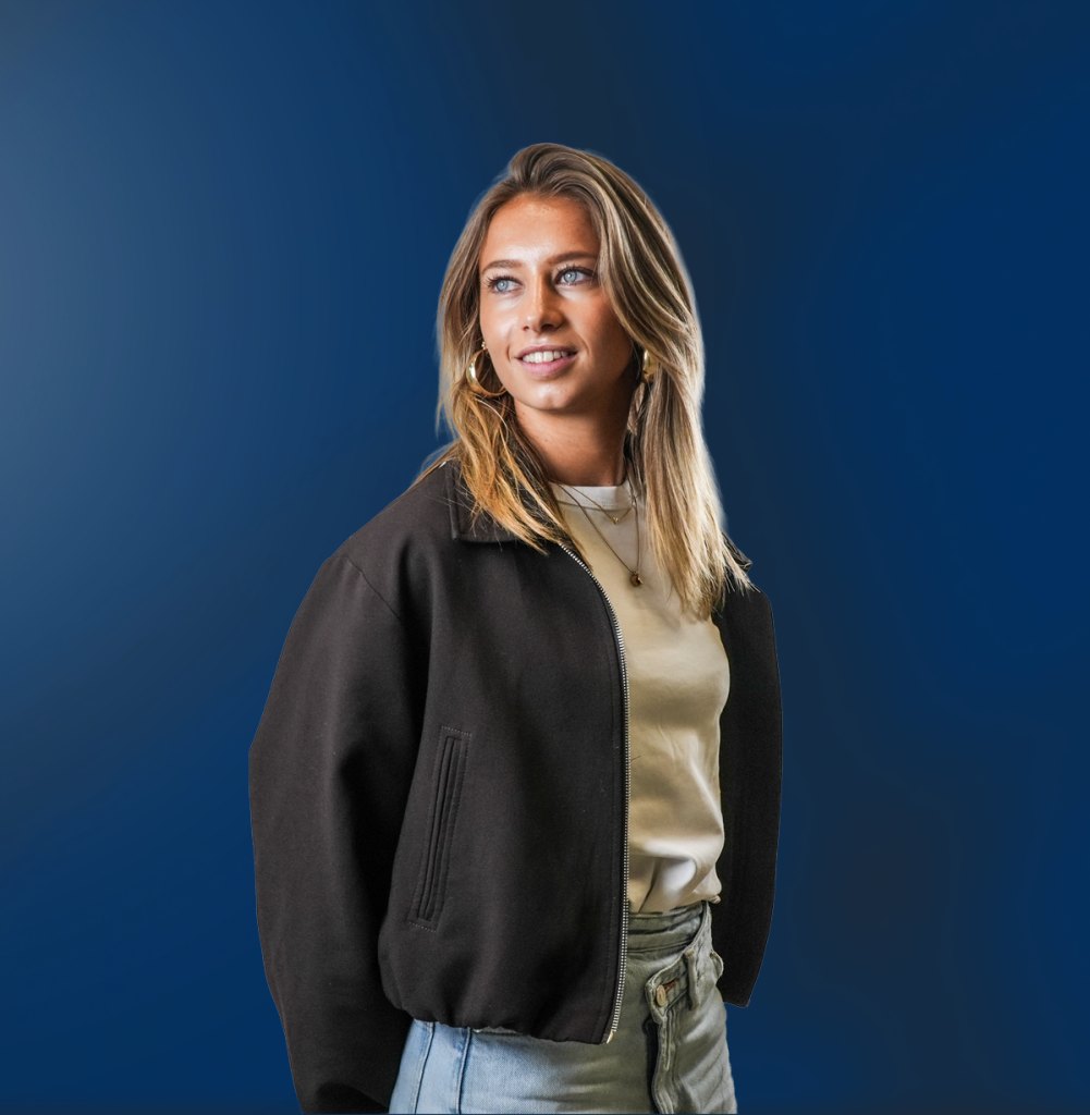 Vrouw met bruine jas tegen blauwe achtergrond