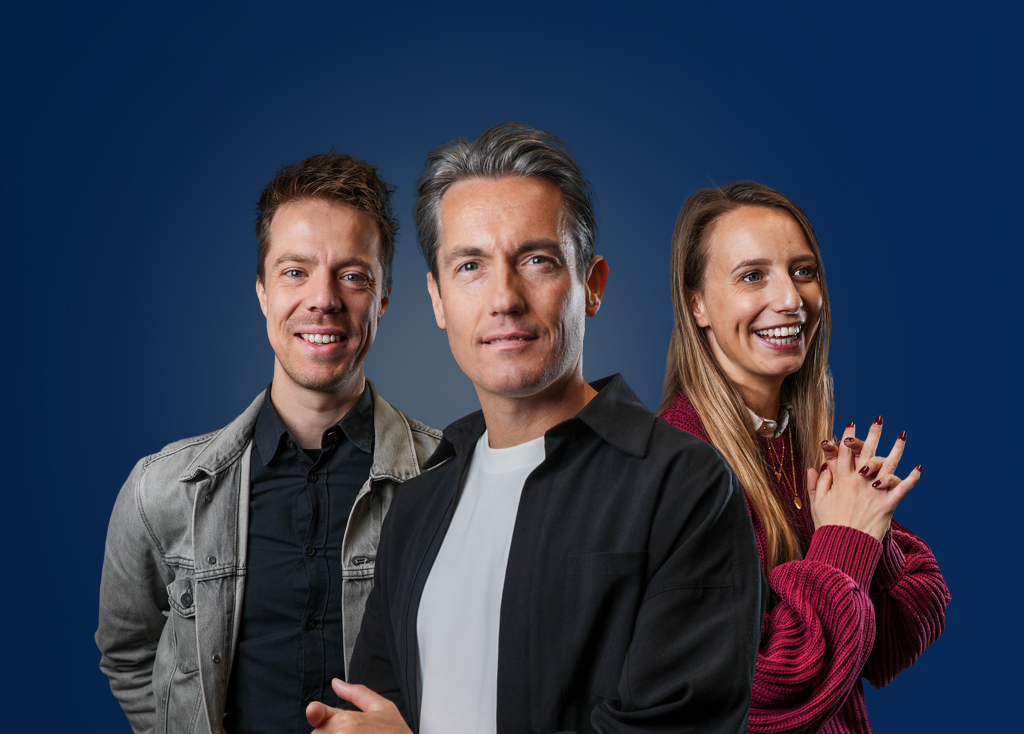 Drie mensen poseren voor blauwe achtergrond